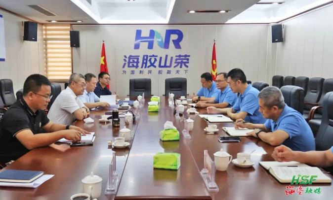 艾軼倫在海南橡膠山榮分公司座談。